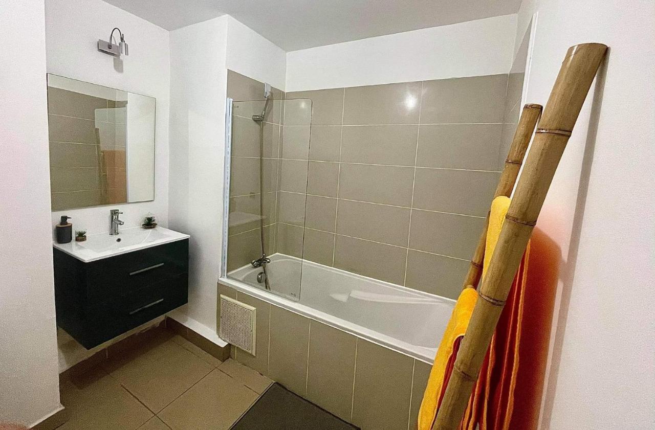 Entierement Equipe, Climatise, Wifi, Au Dernier Etage Sans Vis A Vis Apartment Saint-Denis Exterior photo